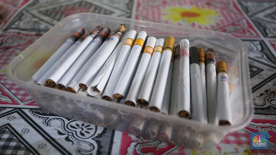 Penjual tembakau linting di toko Kedai Tembakau, Jakarta, Kamis (13/6/2024). Usaha tembakau linting yang dirintis sejak 2021 tersebut menjadi alternatif pilihan bagi perokok di kenaikan harga rokok konvensional. (CNBC Indonesia/Faisal Rahman)