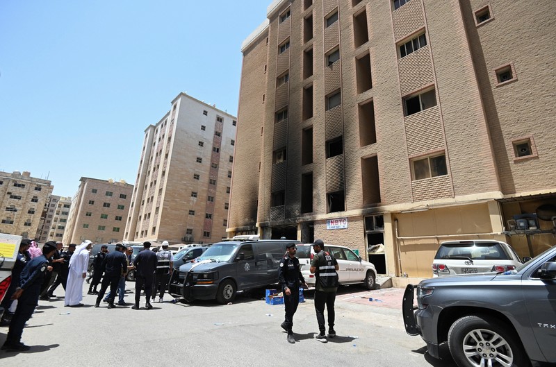 Kendaraan diparkir di samping gedung yang rusak akibat kebakaran mematikan, di Mangaf, Kuwait selatan, 12 Juni 2024. Kendaraan diparkir di samping gedung yang rusak akibat kebakaran mematikan, di Mangaf, Kuwait selatan, 12 Juni 2024. (REUTERS/Stringer)
