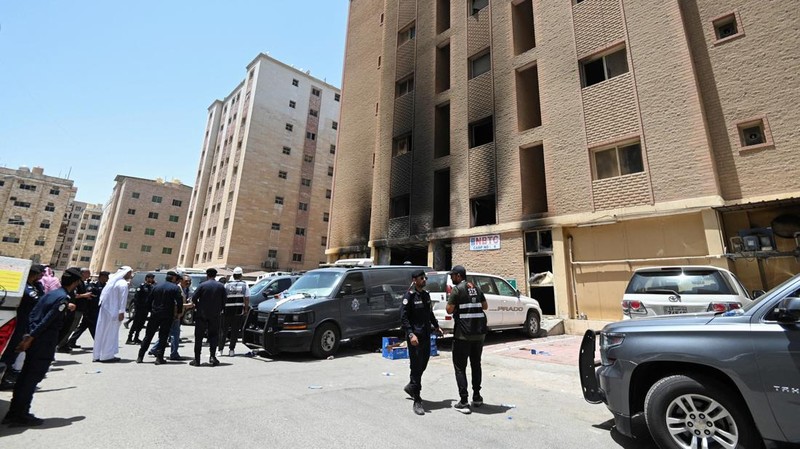 Kendaraan diparkir di samping gedung yang rusak akibat kebakaran mematikan, di Mangaf, Kuwait selatan, 12 Juni 2024. (REUTERS/Stringer)