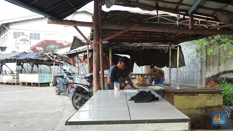 PHK massal berantai dan tutupnya pabrik di sektor padat karya berefek berantai pada sejumlah usaha di kawasan pabrik di  Kabupaten Bogor, Jawa Barat, Kamis (13/6/2024). (CNBC Indonesia/Muhammad Sabki)