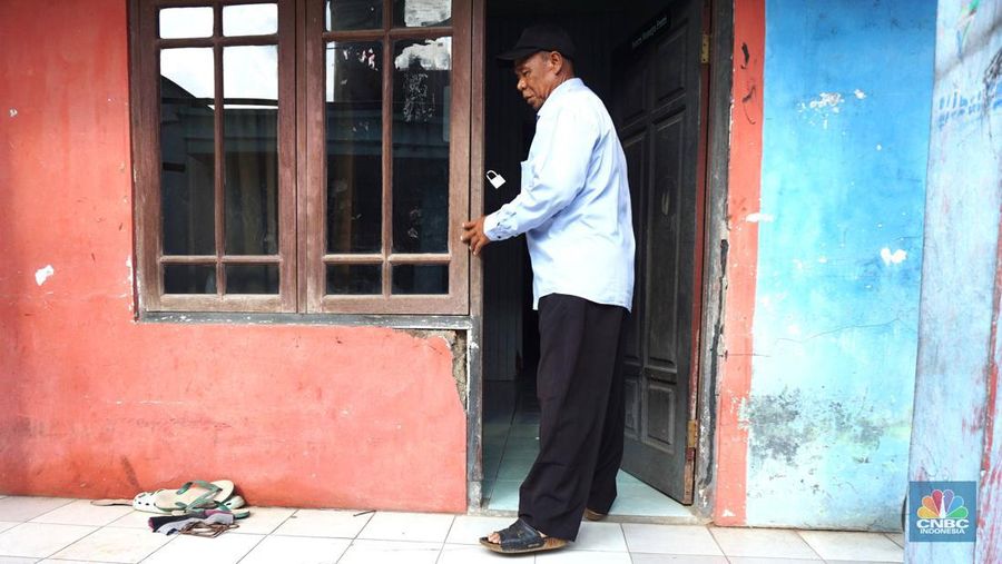 PHK massal berantai dan tutupnya pabrik di sektor padat karya berefek berantai pada sejumlah usaha di kawasan pabrik di Kabupaten Bogor, Jawa Barat, Kamis (13/6/2024). (CNBC Indonesia/Muhammad Sabki)