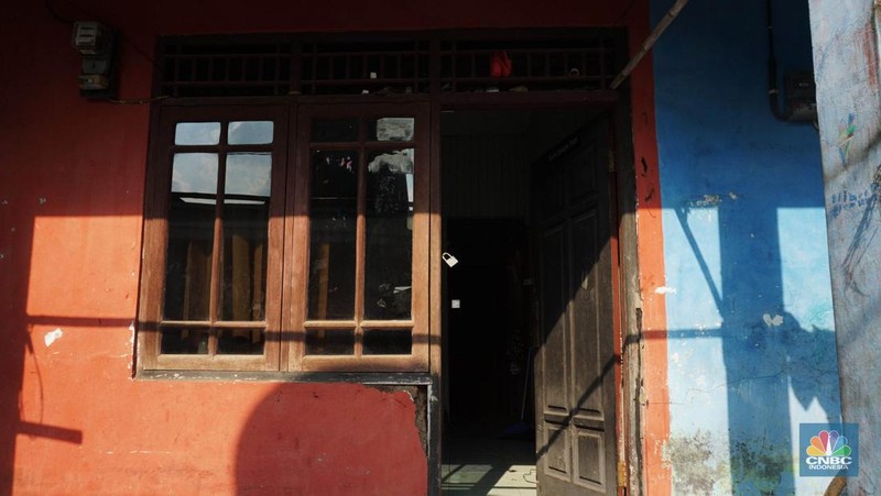 PHK massal berantai dan tutupnya pabrik di sektor padat karya berefek berantai pada sejumlah usaha di kawasan pabrik di  Kabupaten Bogor, Jawa Barat, Kamis (13/6/2024). (CNBC Indonesia/Muhammad Sabki)