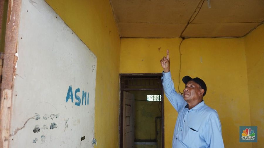 PHK massal berantai dan tutupnya pabrik di sektor padat karya berefek berantai pada sejumlah usaha di kawasan pabrik di  Kabupaten Bogor, Jawa Barat, Kamis (13/6/2024). (CNBC Indonesia/Muhammad Sabki)