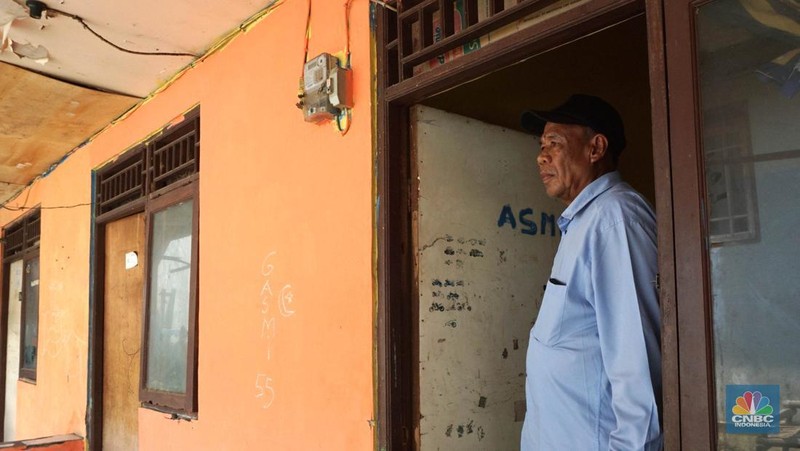 PHK massal berantai dan tutupnya pabrik di sektor padat karya berefek berantai pada sejumlah usaha di kawasan pabrik di  Kabupaten Bogor, Jawa Barat, Kamis (13/6/2024). (CNBC Indonesia/Muhammad Sabki)