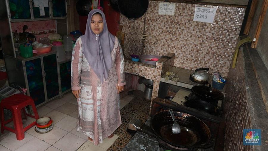 PHK massal berantai dan tutupnya pabrik di sektor padat karya berefek berantai pada sejumlah usaha di kawasan pabrik di  Kabupaten Bogor, Jawa Barat, Kamis (13/6/2024). (CNBC Indonesia/Muhammad Sabki)