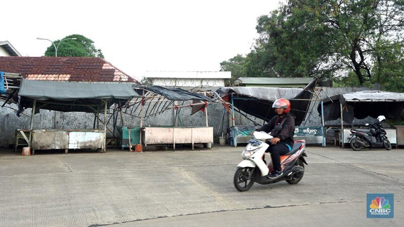 PHK massal berantai dan tutupnya pabrik di sektor padat karya berefek berantai pada sejumlah usaha di kawasan pabrik di  Kabupaten Bogor, Jawa Barat, Kamis (13/6/2024). (CNBC Indonesia/Muhammad Sabki)