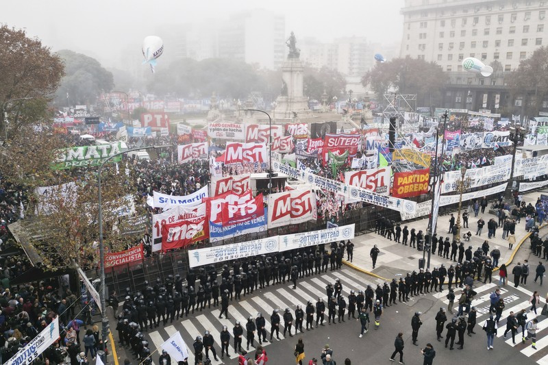 Polisi memblokir pengunjuk rasa anti-pemerintah di luar Kongres saat anggota parlemen memperdebatkan RUU reformasi yang dipromosikan Presiden Javier Milei di Buenos Aires, Argentina, Selasa, 11 Juni 2024. (AP Photo/Rodrigo Abd)