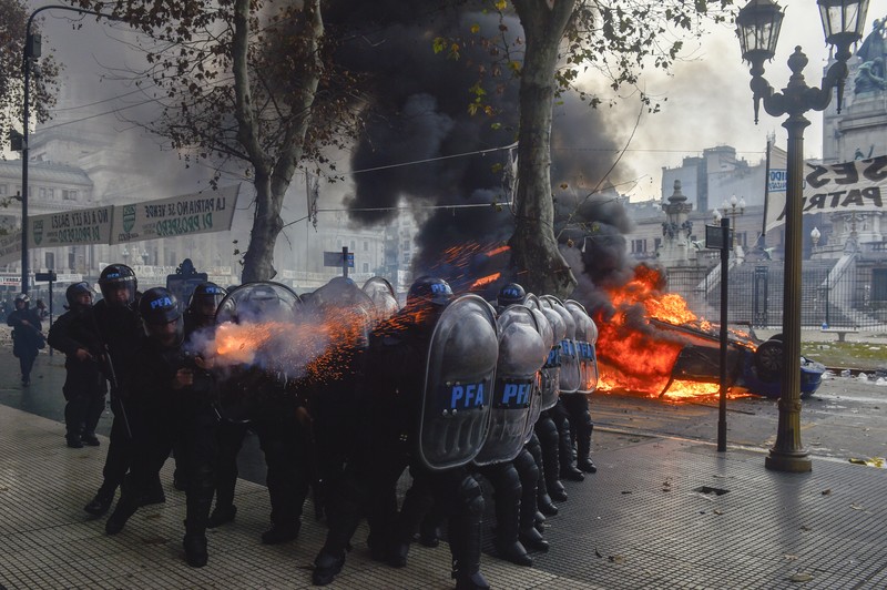 Polisi memblokir pengunjuk rasa anti-pemerintah di luar Kongres saat anggota parlemen memperdebatkan RUU reformasi yang dipromosikan Presiden Javier Milei di Buenos Aires, Argentina, Selasa, 11 Juni 2024. Polisi memblokir pengunjuk rasa anti-pemerintah di luar Kongres saat anggota parlemen memperdebatkan RUU reformasi yang dipromosikan Presiden Javier Milei di Buenos Aires, Argentina, Selasa, 11 Juni 2024. (AP Photo/Rodrigo Abd)
