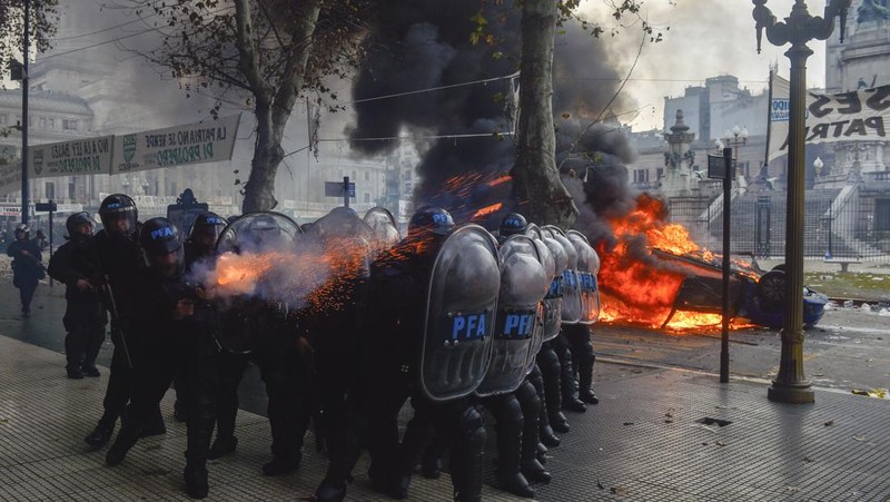 Polisi memblokir pengunjuk rasa anti-pemerintah di luar Kongres saat anggota parlemen memperdebatkan RUU reformasi yang dipromosikan Presiden Javier Milei di Buenos Aires, Argentina, Selasa, 11 Juni 2024. (AP Photo/Rodrigo Abd)