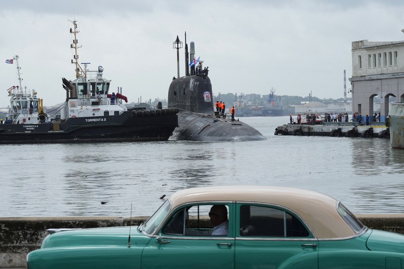 Orang-orang menyaksikan fregat Rusia Laksamana Gorshkov saat memasuki teluk Havana, Kuba, 12 Juni 2024. Orang-orang menyaksikan fregat Rusia Laksamana Gorshkov saat memasuki teluk Havana, Kuba, 12 Juni 2024. (REUTERS/Alexandre Meneghini)