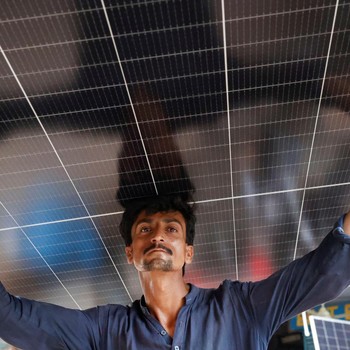 Mati Lampu 14 Jam Sehari, Ramai-Ramai Warga Sini Borong Panel Surya