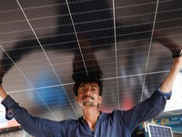 Mati Lampu 14 Jam Sehari, Ramai-Ramai Warga Sini Borong Panel Surya