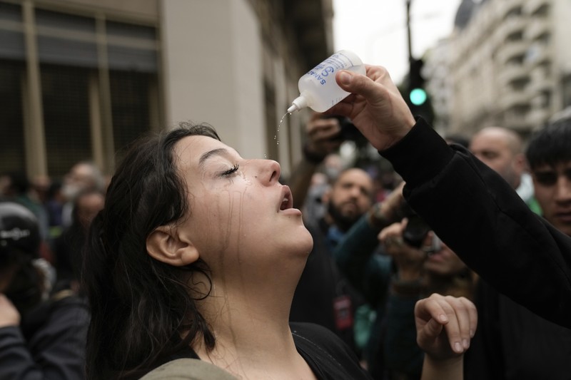 Polisi memblokir pengunjuk rasa anti-pemerintah di luar Kongres saat anggota parlemen memperdebatkan RUU reformasi yang dipromosikan Presiden Javier Milei di Buenos Aires, Argentina, Selasa, 11 Juni 2024. Polisi memblokir pengunjuk rasa anti-pemerintah di luar Kongres saat anggota parlemen memperdebatkan RUU reformasi yang dipromosikan Presiden Javier Milei di Buenos Aires, Argentina, Selasa, 11 Juni 2024. (AP Photo/Rodrigo Abd)