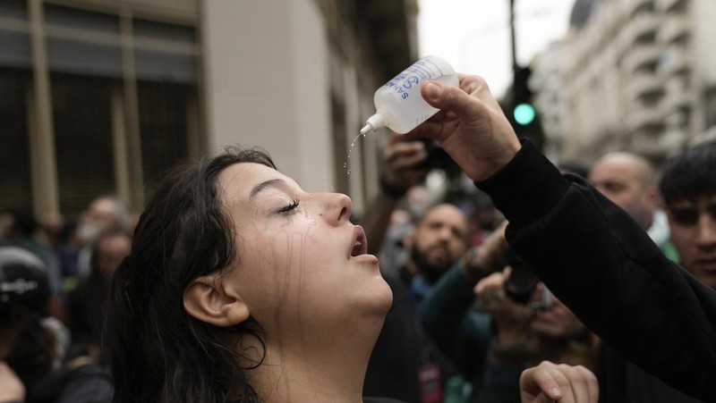 Polisi memblokir pengunjuk rasa anti-pemerintah di luar Kongres saat anggota parlemen memperdebatkan RUU reformasi yang dipromosikan Presiden Javier Milei di Buenos Aires, Argentina, Selasa, 11 Juni 2024. (AP Photo/Rodrigo Abd)