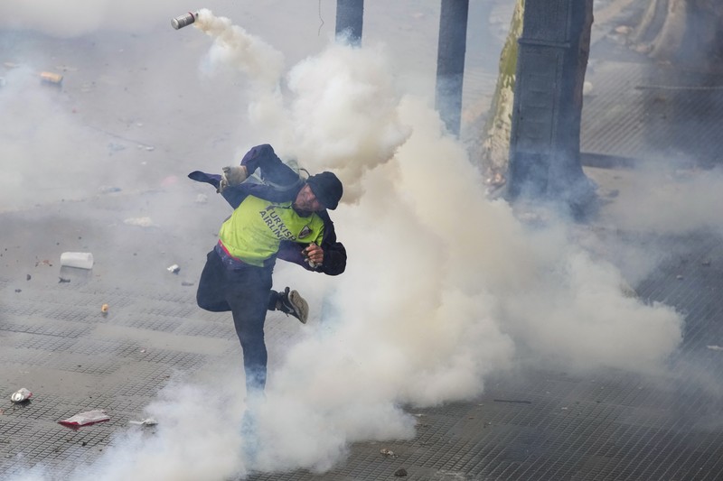 Polisi memblokir pengunjuk rasa anti-pemerintah di luar Kongres saat anggota parlemen memperdebatkan RUU reformasi yang dipromosikan Presiden Javier Milei di Buenos Aires, Argentina, Selasa, 11 Juni 2024. Polisi memblokir pengunjuk rasa anti-pemerintah di luar Kongres saat anggota parlemen memperdebatkan RUU reformasi yang dipromosikan Presiden Javier Milei di Buenos Aires, Argentina, Selasa, 11 Juni 2024. (AP Photo/Rodrigo Abd)