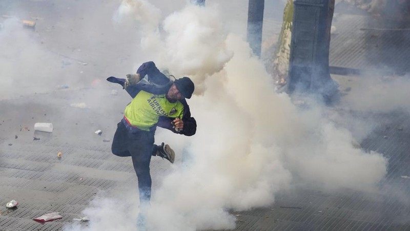 Polisi memblokir pengunjuk rasa anti-pemerintah di luar Kongres saat anggota parlemen memperdebatkan RUU reformasi yang dipromosikan Presiden Javier Milei di Buenos Aires, Argentina, Selasa, 11 Juni 2024. (AP Photo/Rodrigo Abd)