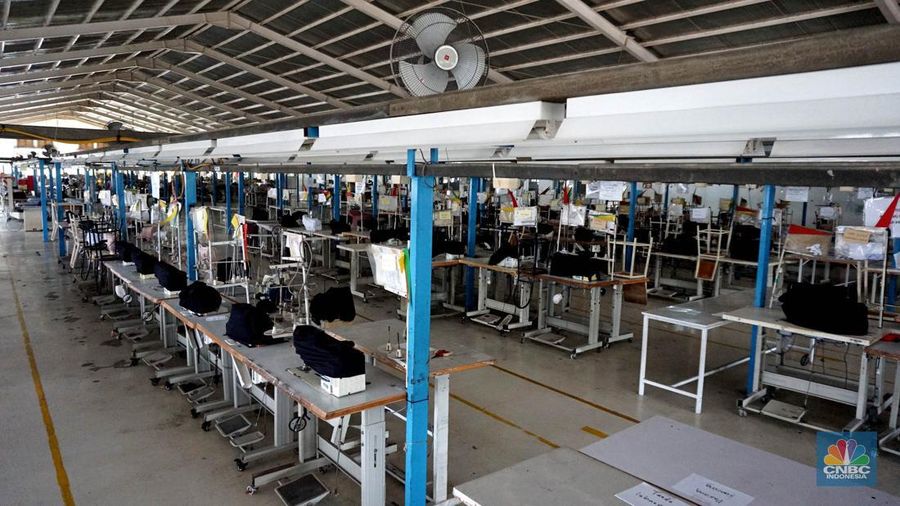Suasana kondisi ribuan alat mesin jahit yang ditutup kain dan tidakk terpakai di kawasan pabrik garmen, Kabupaten, Bogor, Kamis, (13/6/2024). (²©²ÊÍøÕ¾/Muhammad Sabki)