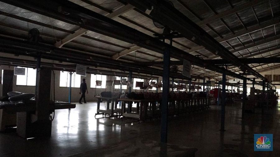 Suasana kondisi ribuan alat mesin jahit yang ditutup kain dan tidakk terpakai di kawasan pabrik garmen, Kabupaten, Bogor, Kamis, (13/6/2024). (CNBC Indonesia/Muhammad Sabki)
