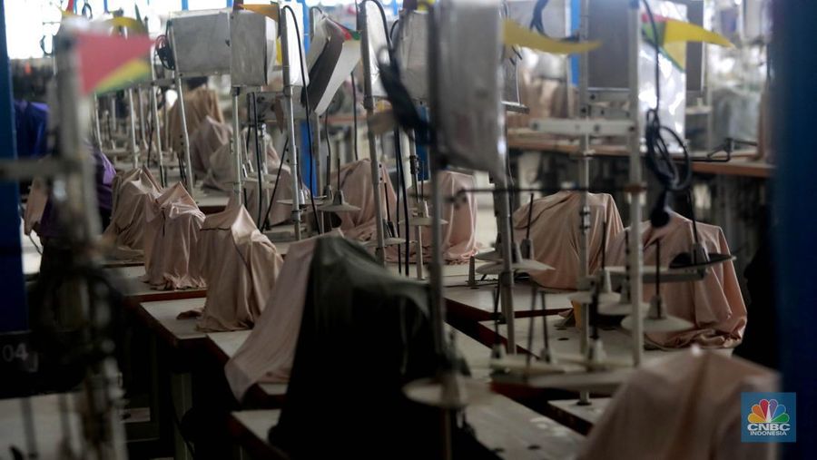 Suasana kondisi ribuan alat mesin jahit yang ditutup kain dan tidakk terpakai di kawasan pabrik garmen, Kabupaten, Bogor, Kamis, (13/6/2024). (²©²ÊÍøÕ¾/Muhammad Sabki)
