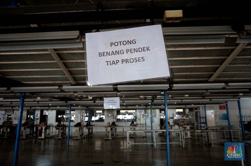 Suasana kondisi ribuan alat mesin jahit yang ditutup kain dan tidakk terpakai di kawasan pabrik garmen, Kabupaten, Bogor, Kamis, (13/6/2024. (CNBC Indonesia/Muhammad Sabki) Suasana kondisi ribuan alat mesin jahit yang ditutup kain dan tidakk terpakai di kawasan pabrik garmen, Kabupaten, Bogor, Kamis, (13/6/2024. (CNBC Indonesia/Muhammad Sabki)