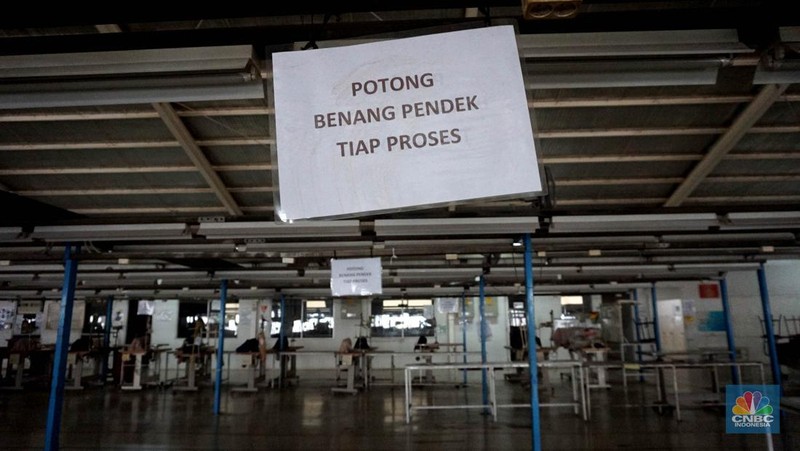 Suasana kondisi ribuan alat mesin jahit yang ditutup kain dan tidakk terpakai di kawasan pabrik garmen, Kabupaten, Bogor, Kamis, (13/6/2024. (CNBC Indonesia/Muhammad Sabki)