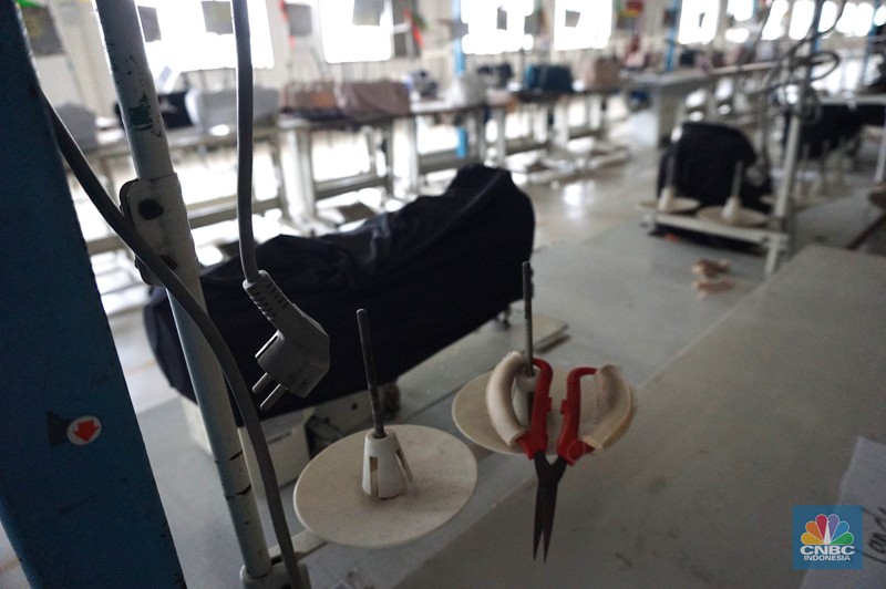Suasana kondisi ribuan alat mesin jahit yang ditutup kain dan tidakk terpakai di kawasan pabrik garmen, Kabupaten, Bogor, Kamis, (13/6/2024. (CNBC Indonesia/Muhammad Sabki) Suasana kondisi ribuan alat mesin jahit yang ditutup kain dan tidakk terpakai di kawasan pabrik garmen, Kabupaten, Bogor, Kamis, (13/6/2024. (CNBC Indonesia/Muhammad Sabki)