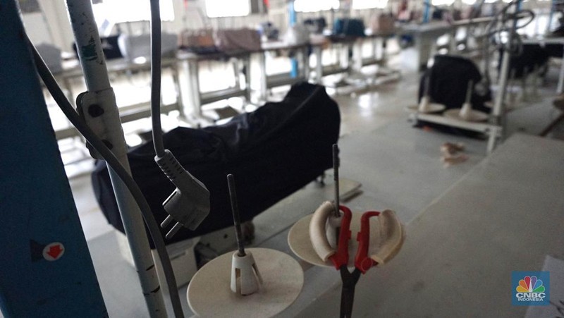 Suasana kondisi ribuan alat mesin jahit yang ditutup kain dan tidakk terpakai di kawasan pabrik garmen, Kabupaten, Bogor, Kamis, (13/6/2024. (CNBC Indonesia/Muhammad Sabki)