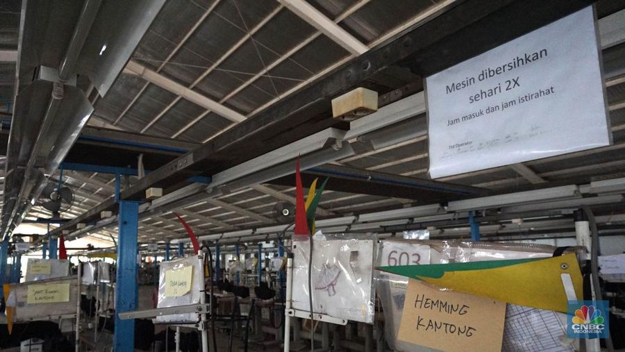 Suasana kondisi ribuan alat mesin jahit yang ditutup kain dan tidakk terpakai di kawasan pabrik garmen, Kabupaten, Bogor, Kamis, (13/6/2024. (CNBC Indonesia/Muhammad Sabki)