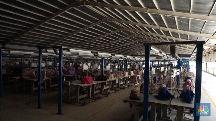 Suasana kondisi ribuan alat mesin jahit yang ditutup kain dan tidakk terpakai di kawasan pabrik garmen, Kabupaten, Bogor, Kamis, (13/6/2024). (CNBC Indonesia/Muhammad Sabki)