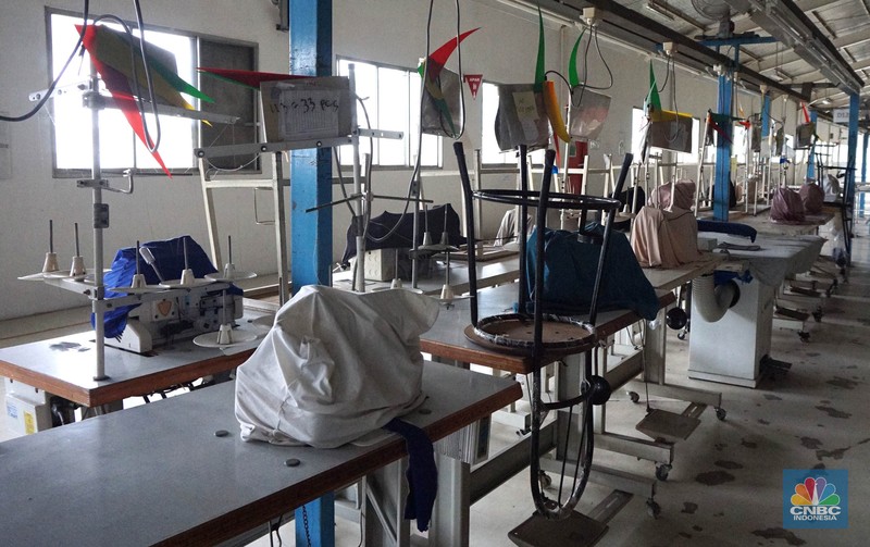 Suasana kondisi ribuan alat mesin jahit yang ditutup kain dan tidakk terpakai di kawasan pabrik garmen, Kabupaten, Bogor, Kamis, (13/6/2024. (CNBC Indonesia/Muhammad Sabki) Suasana kondisi ribuan alat mesin jahit yang ditutup kain dan tidakk terpakai di kawasan pabrik garmen, Kabupaten, Bogor, Kamis, (13/6/2024. (CNBC Indonesia/Muhammad Sabki)