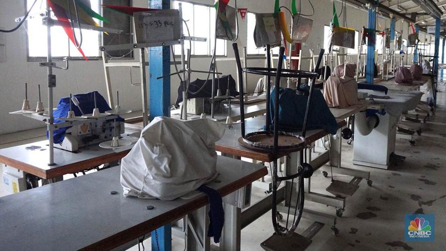 Suasana kondisi ribuan alat mesin jahit yang ditutup kain dan tidakk terpakai di kawasan pabrik garmen, Kabupaten, Bogor, Kamis, (13/6/2024). (CNBC Indonesia/Muhammad Sabki)