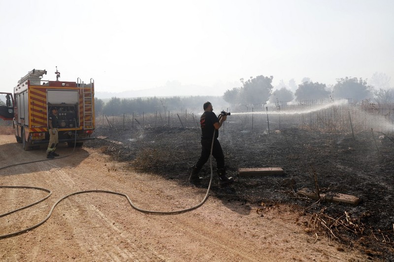 Tentara Israel berupaya memadamkan api yang membakar lahan hutan mereka setelah serangan rudal Hizbullah di pinggir jalan dekat perbatasan Israel dengan Lebanon, di Israel. (Photo by Jalaa MAREY / AFP) Tentara Israel berupaya memadamkan api yang membakar lahan hutan mereka setelah serangan rudal Hizbullah di pinggir jalan dekat perbatasan Israel dengan Lebanon, di Israel. (Photo by Jalaa MAREY / AFP)