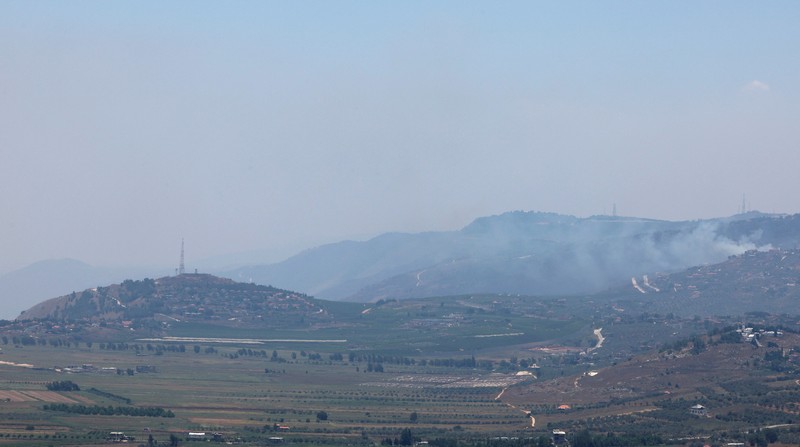 Tentara Israel berupaya memadamkan api yang membakar lahan hutan mereka setelah serangan rudal Hizbullah di pinggir jalan dekat perbatasan Israel dengan Lebanon, di Israel. (Photo by Jalaa MAREY / AFP) Tentara Israel berupaya memadamkan api yang membakar lahan hutan mereka setelah serangan rudal Hizbullah di pinggir jalan dekat perbatasan Israel dengan Lebanon, di Israel. (Photo by Jalaa MAREY / AFP)