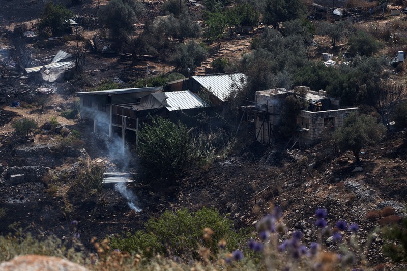 Tentara Israel berupaya memadamkan api yang membakar lahan hutan mereka setelah serangan rudal Hizbullah di pinggir jalan dekat perbatasan Israel dengan Lebanon, di Israel. (Photo by Jalaa MAREY / AFP) Tentara Israel berupaya memadamkan api yang membakar lahan hutan mereka setelah serangan rudal Hizbullah di pinggir jalan dekat perbatasan Israel dengan Lebanon, di Israel. (Photo by Jalaa MAREY / AFP)