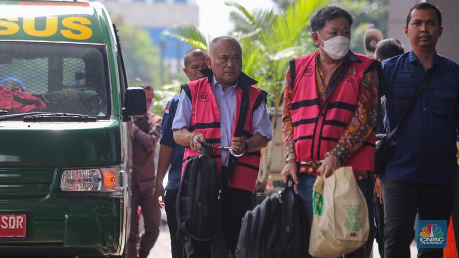 Tersangka dugaan korupsi tata niaga timah di wilayah izin usaha pertambangan (IUP) PT Timah Tbk periode 2015-2022 tiba di Kejaksaan Negeri Jakarta Selatan, Kamis (13/6/2024). (CNBC Indonesia/Faisal Rahman)