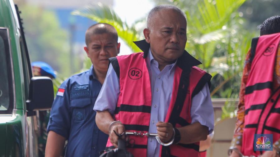 Tersangka dugaan korupsi tata niaga timah di wilayah izin usaha pertambangan (IUP) PT Timah Tbk periode 2015-2022 tiba di Kejaksaan Negeri Jakarta Selatan, Kamis (13/6/2024). (CNBC Indonesia/Faisal Rahman)