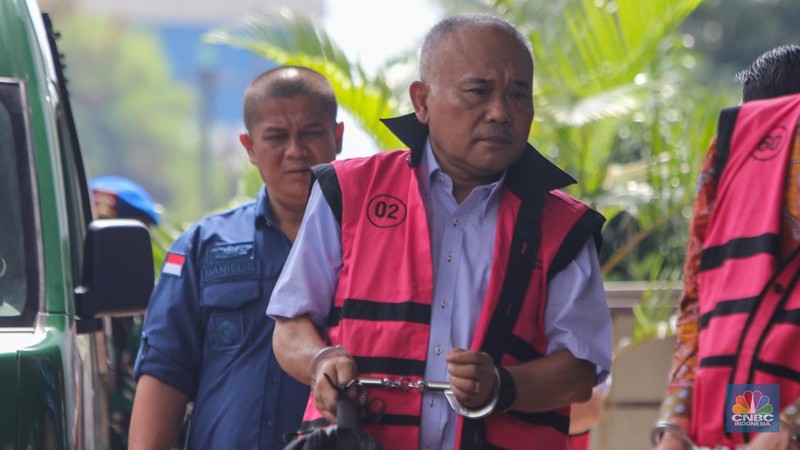 Tersangka dugaan korupsi tata niaga timah di wilayah izin usaha pertambangan (IUP) PT Timah Tbk periode 2015-2022 tiba di Kejaksaan Negeri Jakarta Selatan, Kamis (13/6/2024). (CNBC Indonesia/Faisal Rahman)