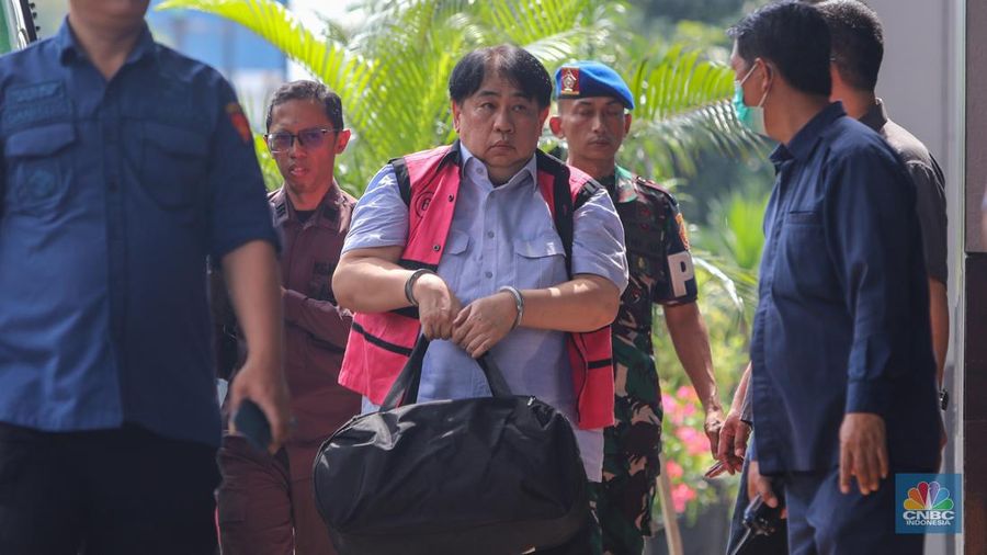 Tersangka dugaan korupsi tata niaga timah di wilayah izin usaha pertambangan (IUP) PT Timah Tbk periode 2015-2022 tiba di Kejaksaan Negeri Jakarta Selatan, Kamis (13/6/2024). (CNBC Indonesia/Faisal Rahman)