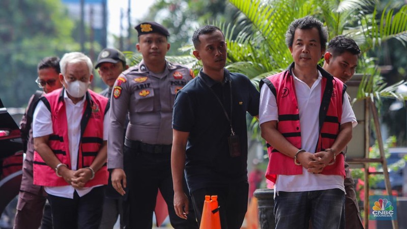 Tersangka dugaan korupsi tata niaga timah di wilayah izin usaha pertambangan (IUP) PT Timah Tbk periode 2015-2022 tiba di Kejaksaan Negeri Jakarta Selatan, Kamis (13/6/2024). (CNBC Indonesia/Faisal Rahman)