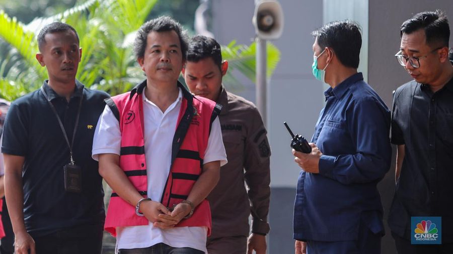 Tersangka dugaan korupsi tata niaga timah di wilayah izin usaha pertambangan (IUP) PT Timah Tbk periode 2015-2022 tiba di Kejaksaan Negeri Jakarta Selatan, Kamis (13/6/2024). (CNBC Indonesia/Faisal Rahman)
