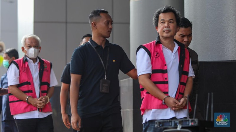 Tersangka dugaan korupsi tata niaga timah di wilayah izin usaha pertambangan (IUP) PT Timah Tbk periode 2015-2022 tiba di Kejaksaan Negeri Jakarta Selatan, Kamis (13/6/2024). (CNBC Indonesia/Faisal Rahman)