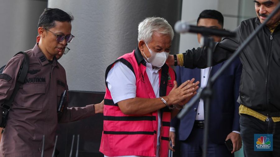 Tersangka dugaan korupsi tata niaga timah di wilayah izin usaha pertambangan (IUP) PT Timah Tbk periode 2015-2022 tiba di Kejaksaan Negeri Jakarta Selatan, Kamis (13/6/2024). (CNBC Indonesia/Faisal Rahman)