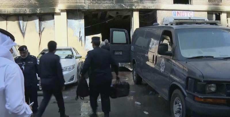 Kendaraan diparkir di samping gedung yang rusak akibat kebakaran mematikan, di Mangaf, Kuwait selatan, 12 Juni 2024. Kendaraan diparkir di samping gedung yang rusak akibat kebakaran mematikan, di Mangaf, Kuwait selatan, 12 Juni 2024. (REUTERS/Stringer)