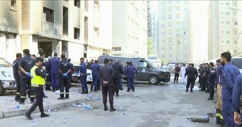 Kendaraan diparkir di samping gedung yang rusak akibat kebakaran mematikan, di Mangaf, Kuwait selatan, 12 Juni 2024. (REUTERS/Stringer)