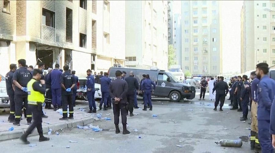 Kendaraan diparkir di samping gedung yang rusak akibat kebakaran mematikan, di Mangaf, Kuwait selatan, 12 Juni 2024. (REUTERS/Stringer)