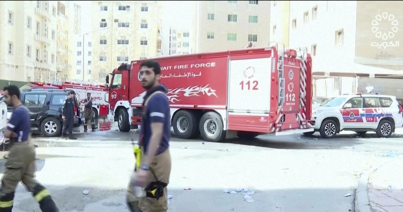Kendaraan diparkir di samping gedung yang rusak akibat kebakaran mematikan, di Mangaf, Kuwait selatan, 12 Juni 2024. Kendaraan diparkir di samping gedung yang rusak akibat kebakaran mematikan, di Mangaf, Kuwait selatan, 12 Juni 2024. (REUTERS/Stringer)