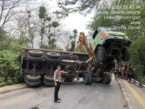 Hyundai Creta Remuk Tertimpa Kontainer, Cuma Ini Rumus Nyetir Aman di Sekitar Truk