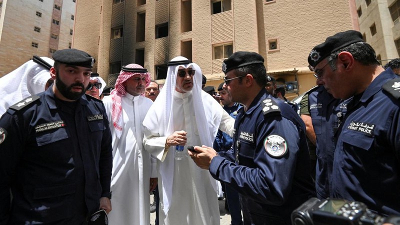 Kendaraan diparkir di samping gedung yang rusak akibat kebakaran mematikan, di Mangaf, Kuwait selatan, 12 Juni 2024. (REUTERS/Stringer)