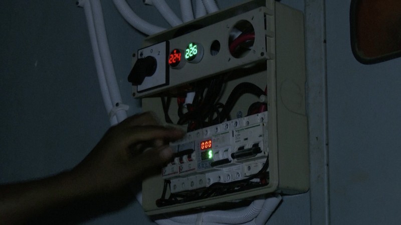 Seorang pekerja memuat panel surya ke kendaraan, di luar toko di pasar yang menjual barang-barang elektronik di Karachi, Pakistan 11 Juni 2024. (REUTERS/Akhtar Soomro)