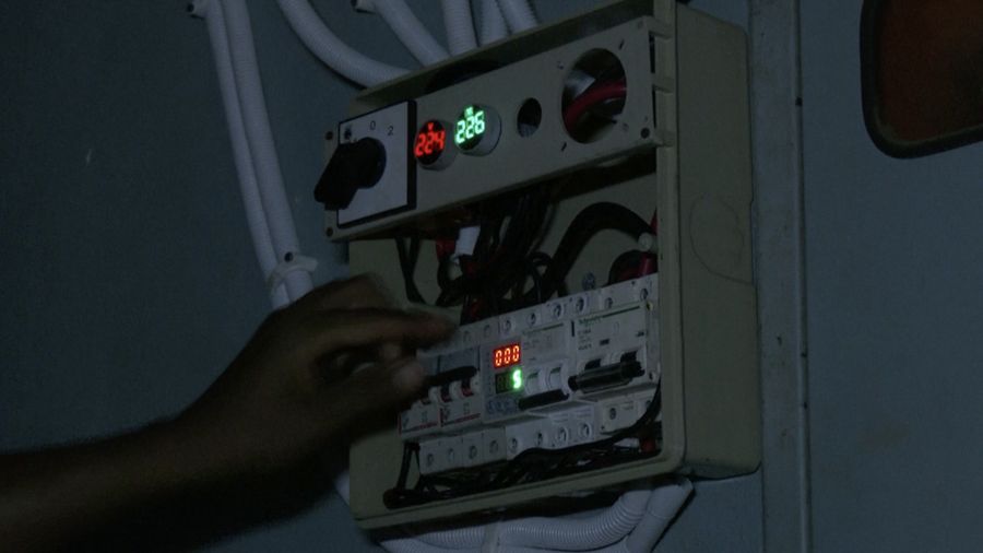 Seorang pekerja memuat panel surya ke kendaraan, di luar toko di pasar yang menjual barang-barang elektronik di Karachi, Pakistan 11 Juni 2024. (REUTERS/Akhtar Soomro)